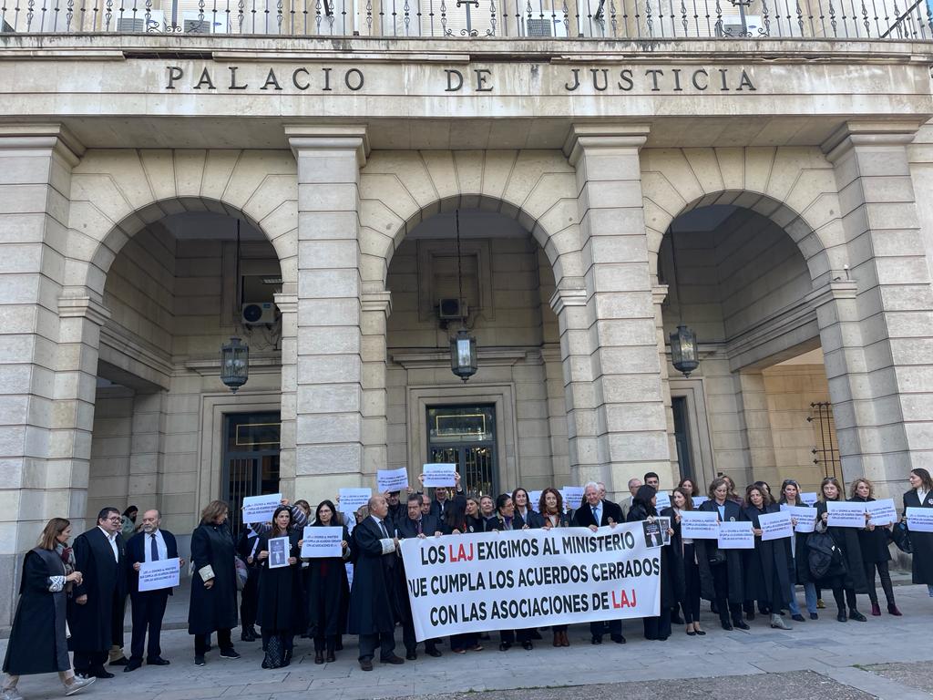 Concentración de letrados de la administración de justicia en la Audiencia Provincial de Sevilla / Redacción