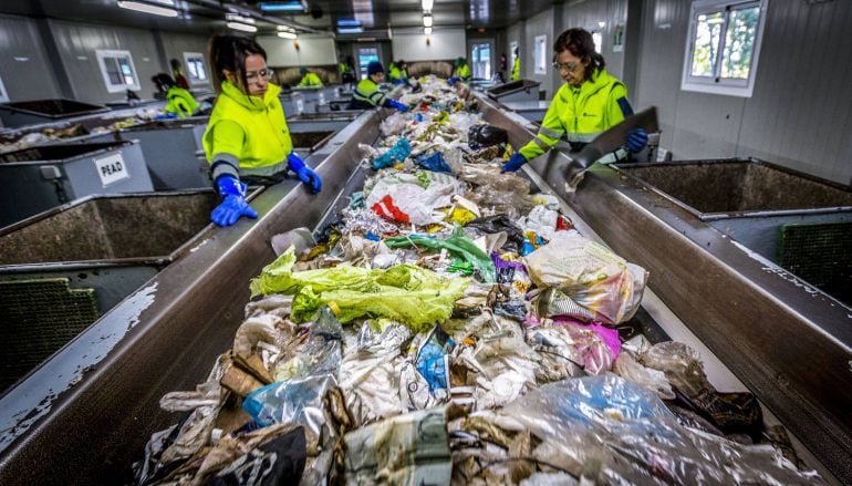 Operarios trabajando en el vertedero de Meruelo.