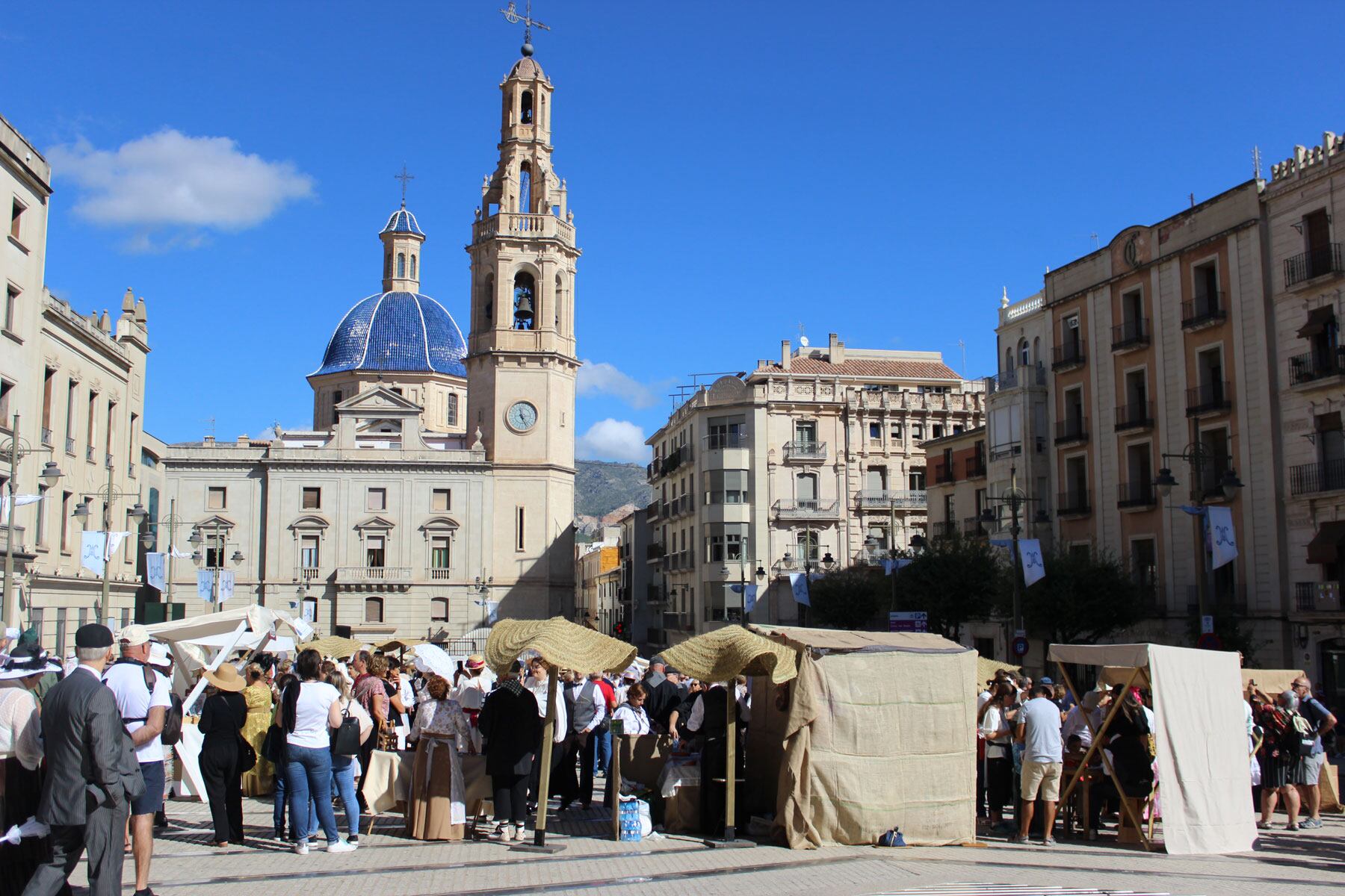 Imagen general de la Plaza de España en la que se ha instalado una recreación del día de mercado por segundo año