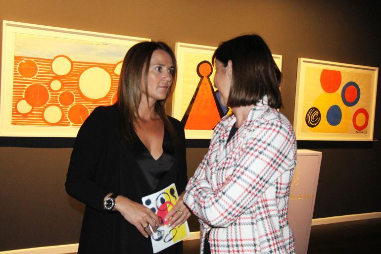 La ministra de Cultura, Olga Gelabert, conversa amb la ministra de Funció Pública, Eva Descarrega, a la inauguració de la mostra dedicada a Calder.