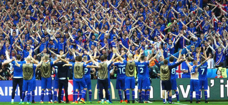 Los futbolistas de Islandia celebran el pase a octavos junto a sus aficionados