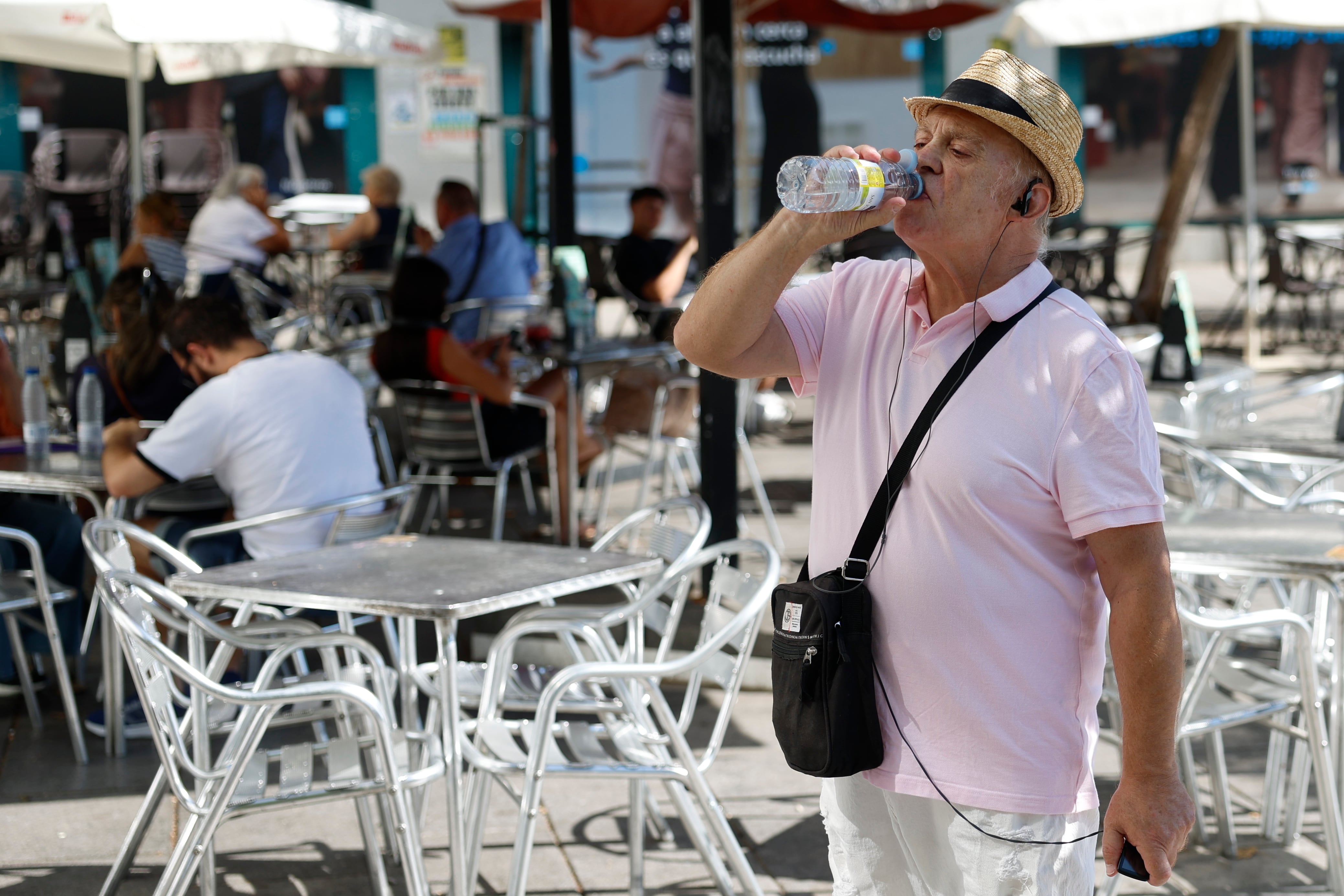 Un hombre bebe agua esta mañana en Madrid, donde las temperaturas permanecen altas.