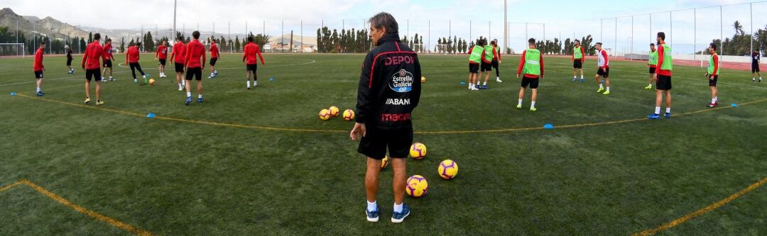 Natxo González entrenando al equipo