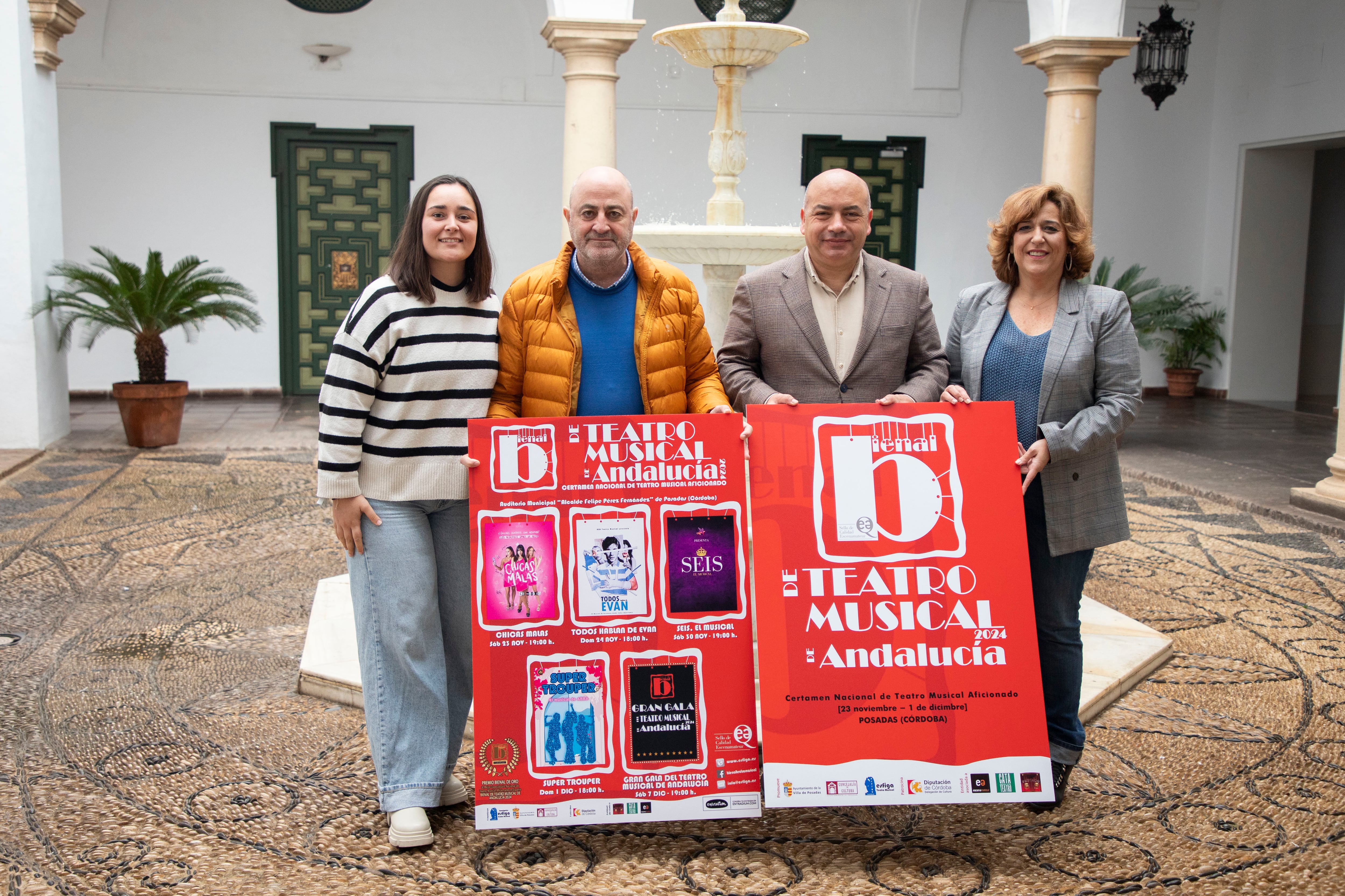 Alcalde y delegado posan con los carteles de la Bienal.