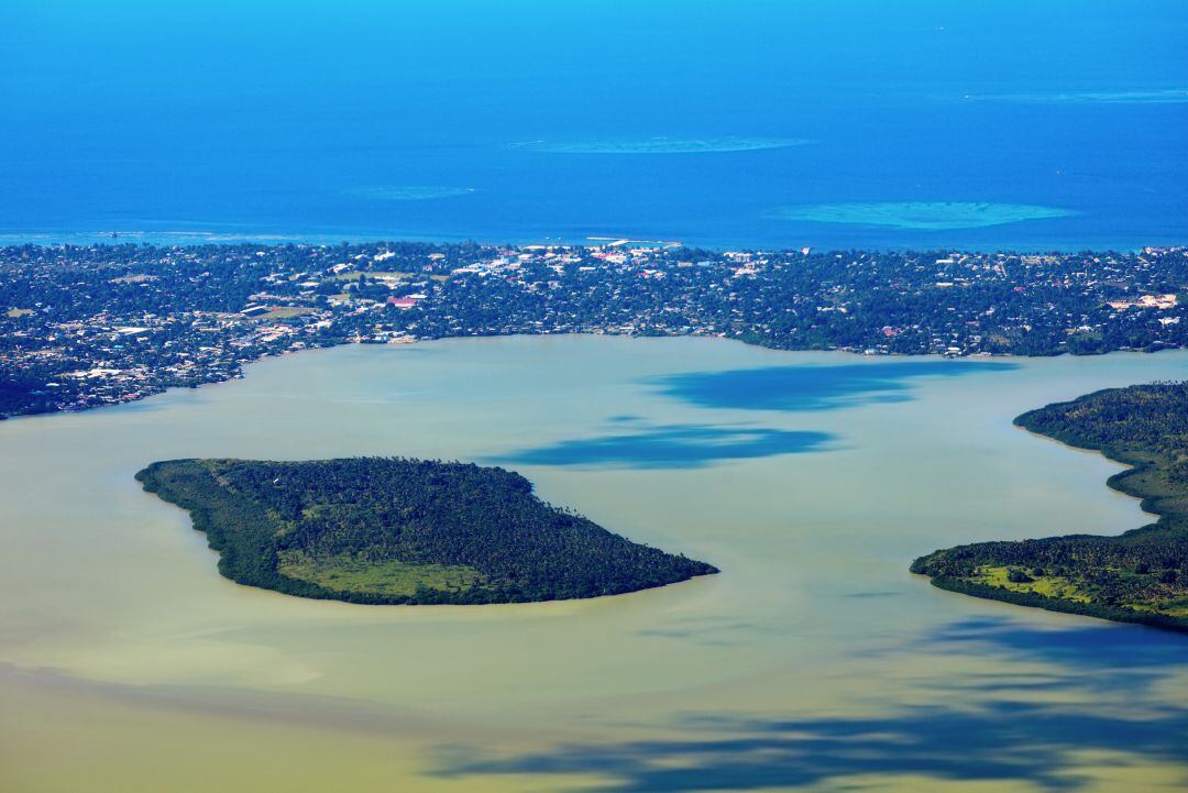 La isla de Tonga, en Oceanía, vista desde el aire.