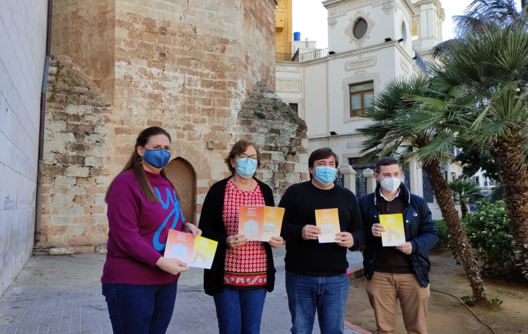 La alcaldesa de Borriana, Maria Josep Safont, la concejala de Cultura y los técnicos creadores del proyecto de audioguías. 