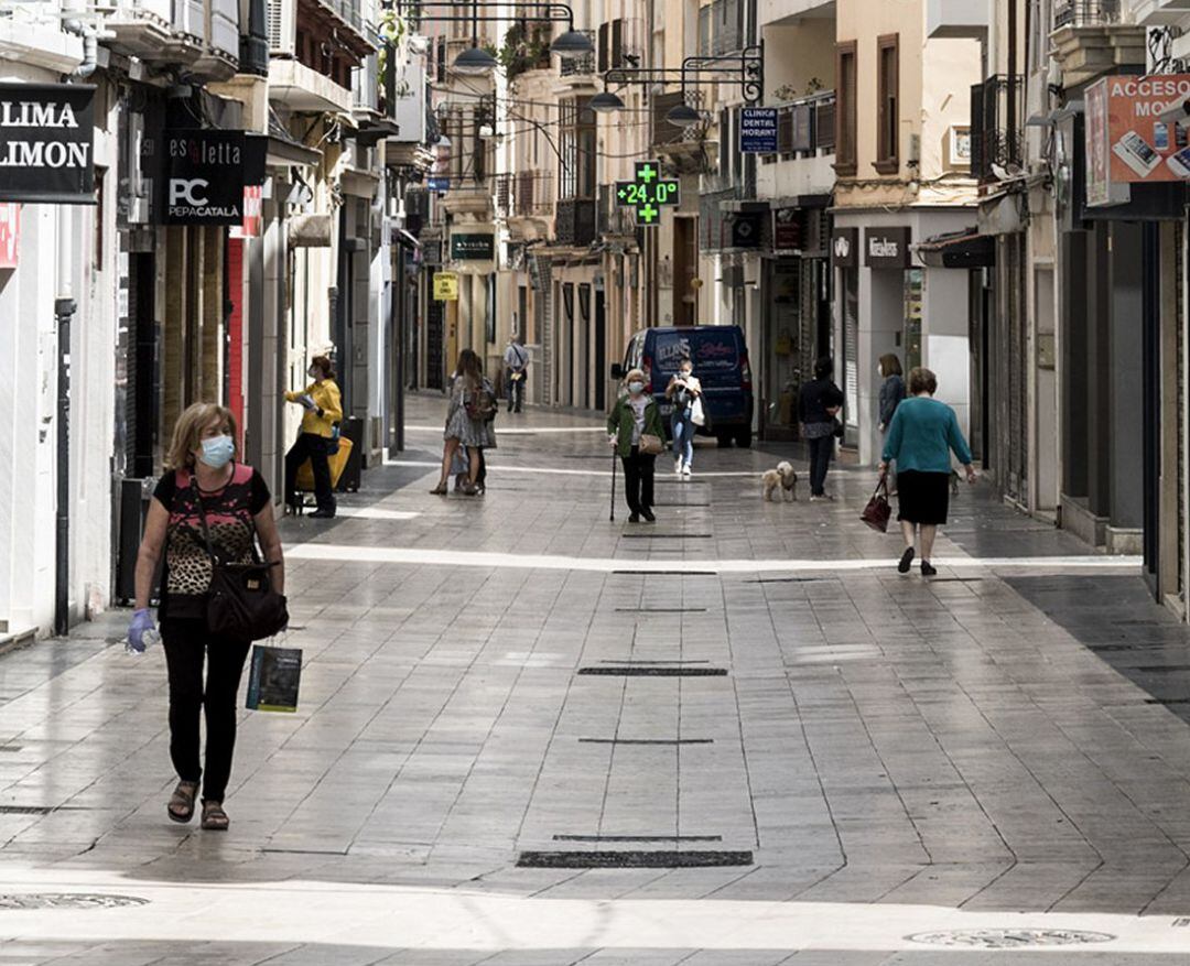 Gente en la calle Mayor en el primer día de la fase1