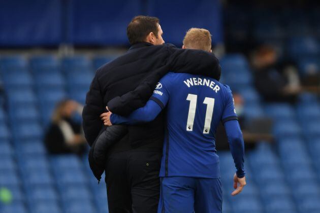 Frank Lampard abraza a Timo Werner