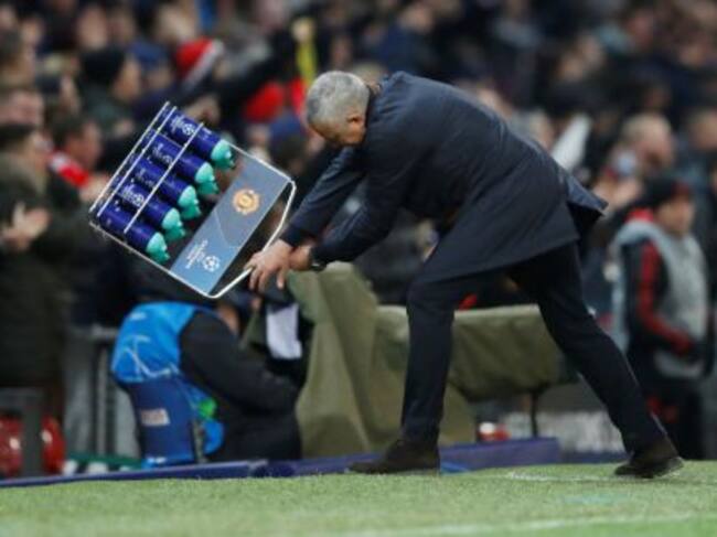 Mourinho estalla los bidones en el suelo