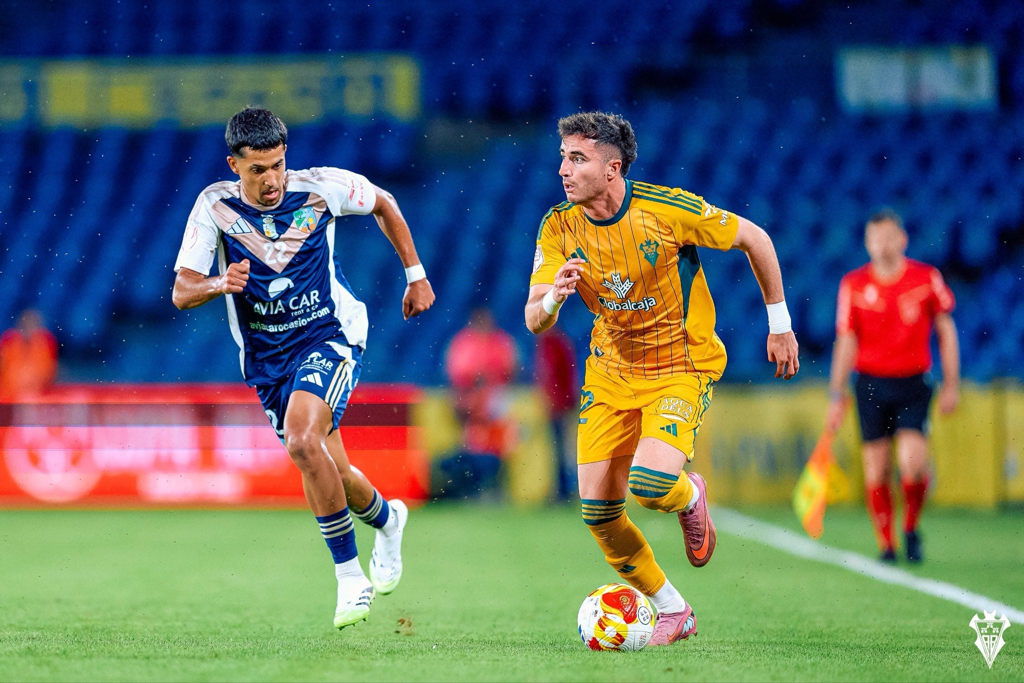 Jon Morcillo conduciendo el balón / Albacete Balompié