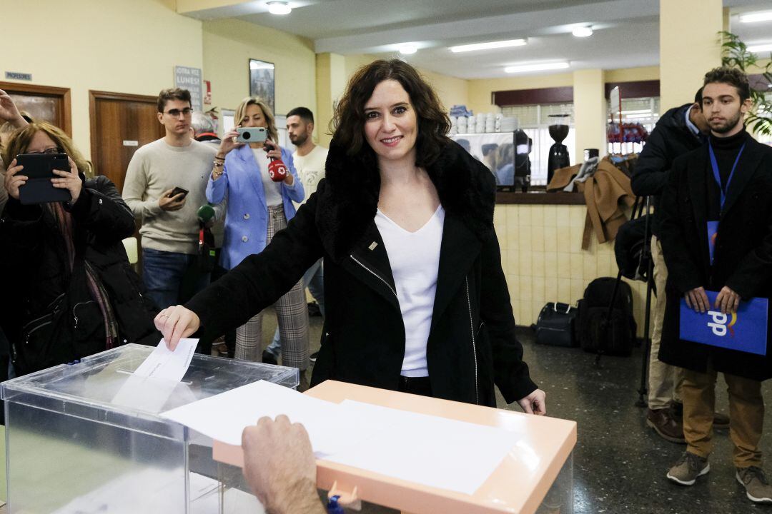 La presidenta regional, Isabel Díaz Ayuso, ejerciendo su derecho al voto en las pasadas elecciones nacionales.