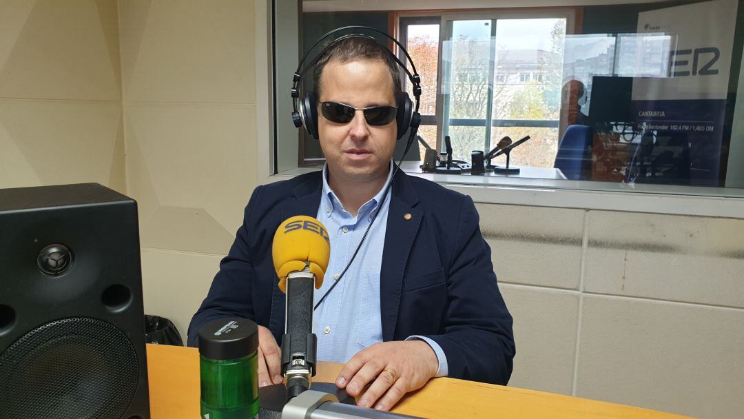 Sergio Olavarría en un estudio de radio Santander