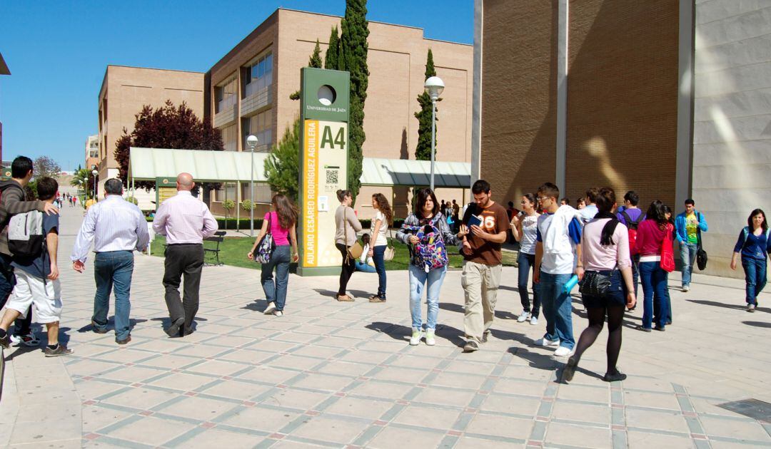 Estudiantes y personal docente en las instalaciones de la Universidad de Jaén.