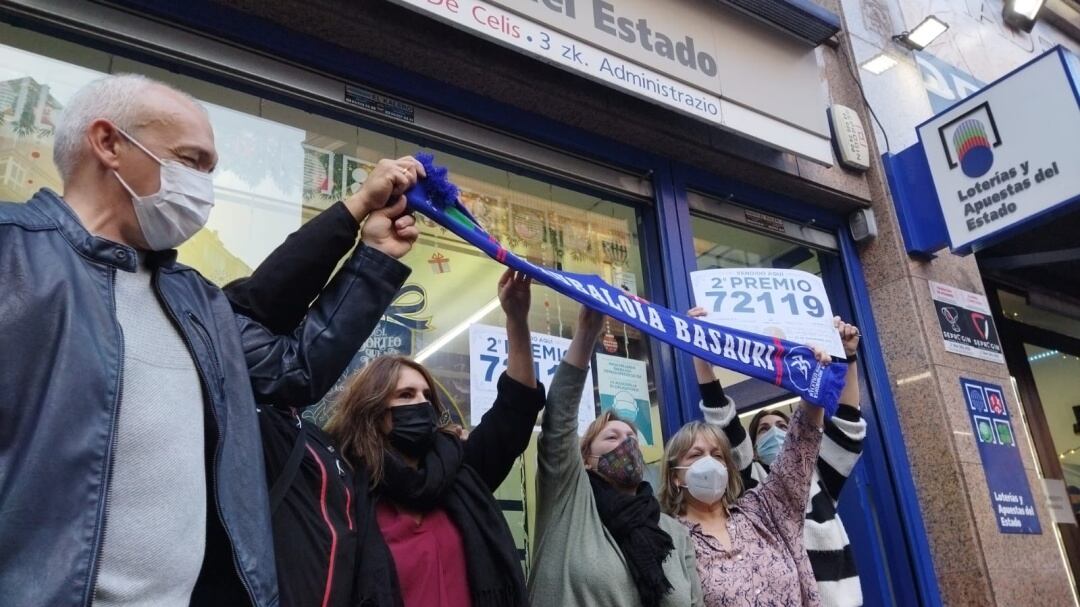 El club de balonmano de Basauri gestionará con el banco el cobro de las 10.000 participaciones premiadas.