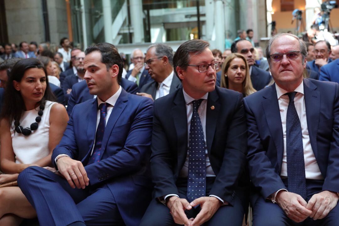 La portavoz de VOX en la Asamblea de Madrid, Rocío Monasterio, el portavoz de Ciudadanos, Ignacio Aguado, el portavoz adjunto del PP, Alfonso Serrano y el portavoz del PSOE, Ángel Gabilondo