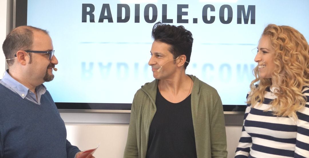 Javier y Esther, los componentes del dúo Ríos de Gloria en los estudios de Radiolé en Toledo.