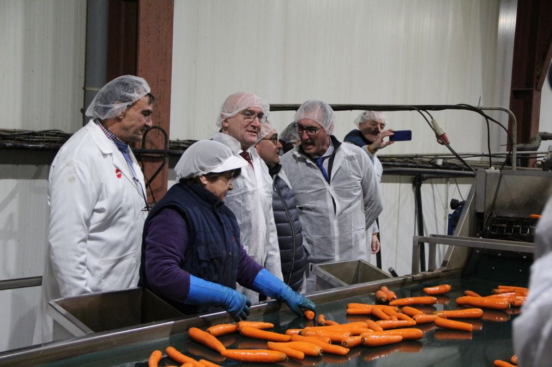 El consejero de Agricultura,Jesús Julio Carnero, conoce el proceso de lavado de zanahoria en la cooperativa Glus I en Sanchonuño