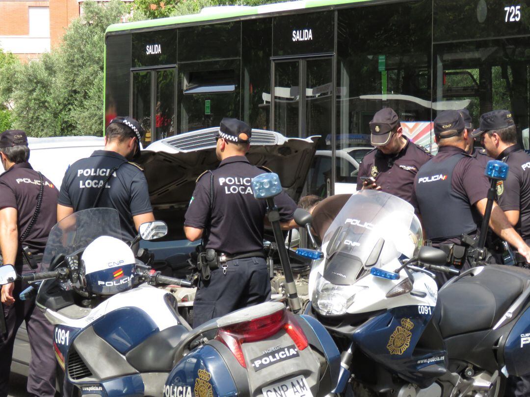 Agentes de Policía Local y Nacional en una intervención conjunta. Foto de archivo