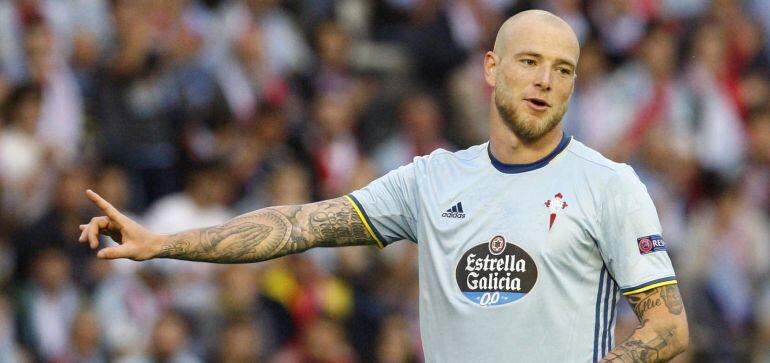 John Guidetti en una acción durante el Celta-Manchester United