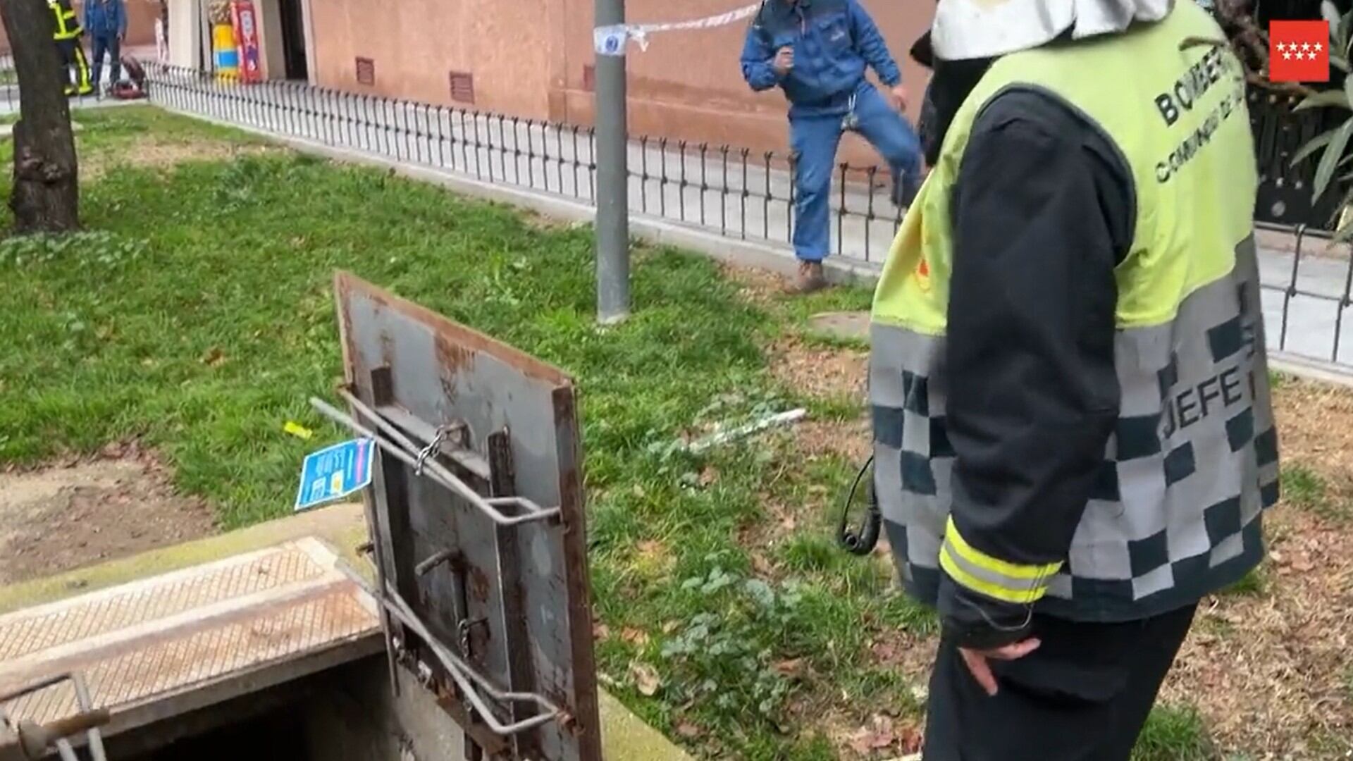 Los bomberos trabajando en el cableado subterráneo del edificio