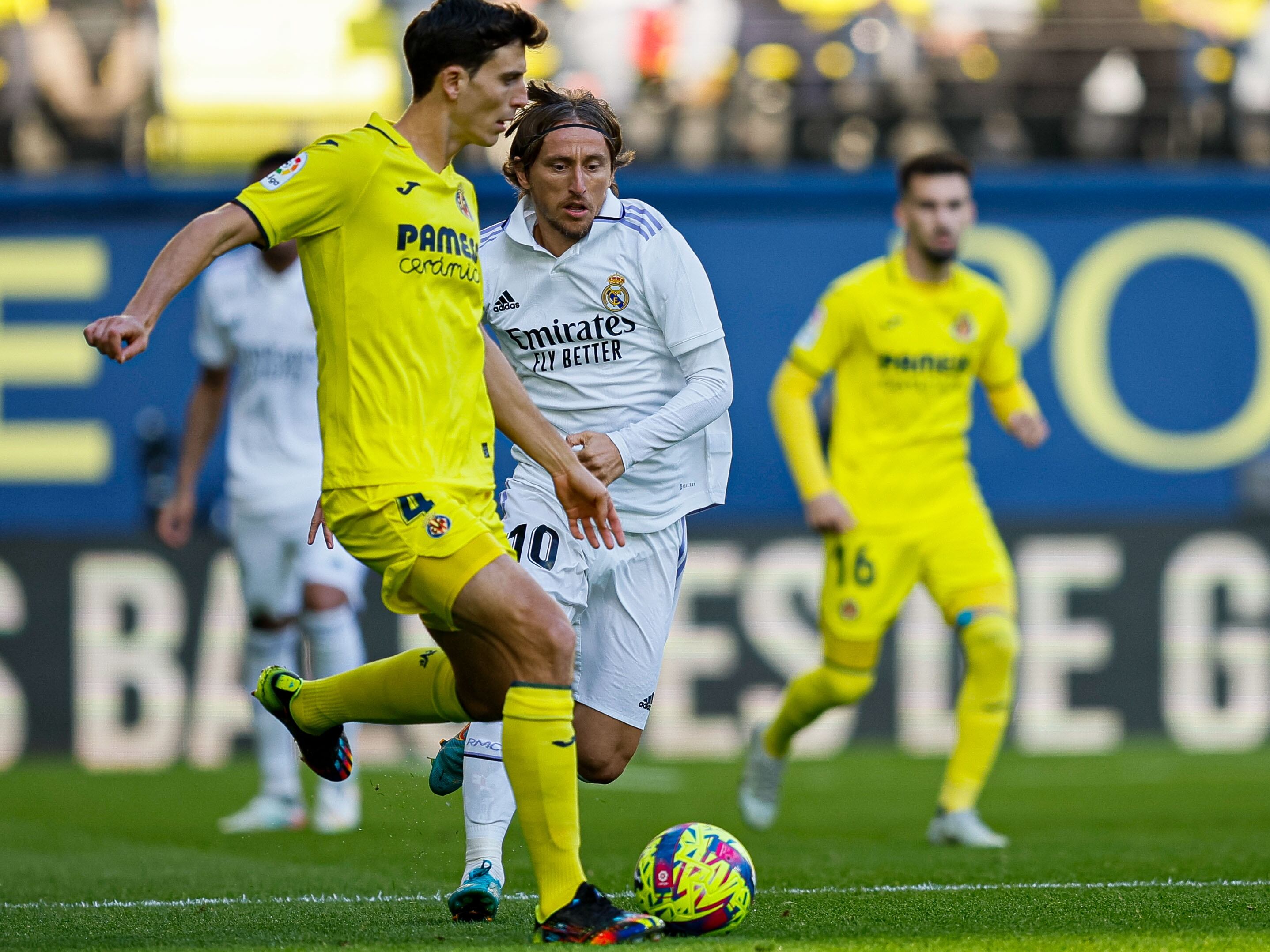 VILLARREAL, 07/01/2023.-El defensa del Villarreal Pau Torres (i) y el centrocampista croata del Real Madrid Luka Modric durante el partido de la jornada 16 de LaLiga Santander que el Villarreal y el Real Madrid disputan este sábado en el estadio de La Cerámica en Villarreal.- EFE / Biel Aliño