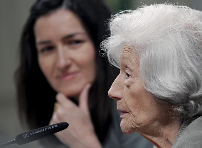 La escritora Ana María Matute durante la rueda de prensa que ha ofrecido junto a la ministra de Cultura, Ángeles González-Sinde, este lunes en Madrid