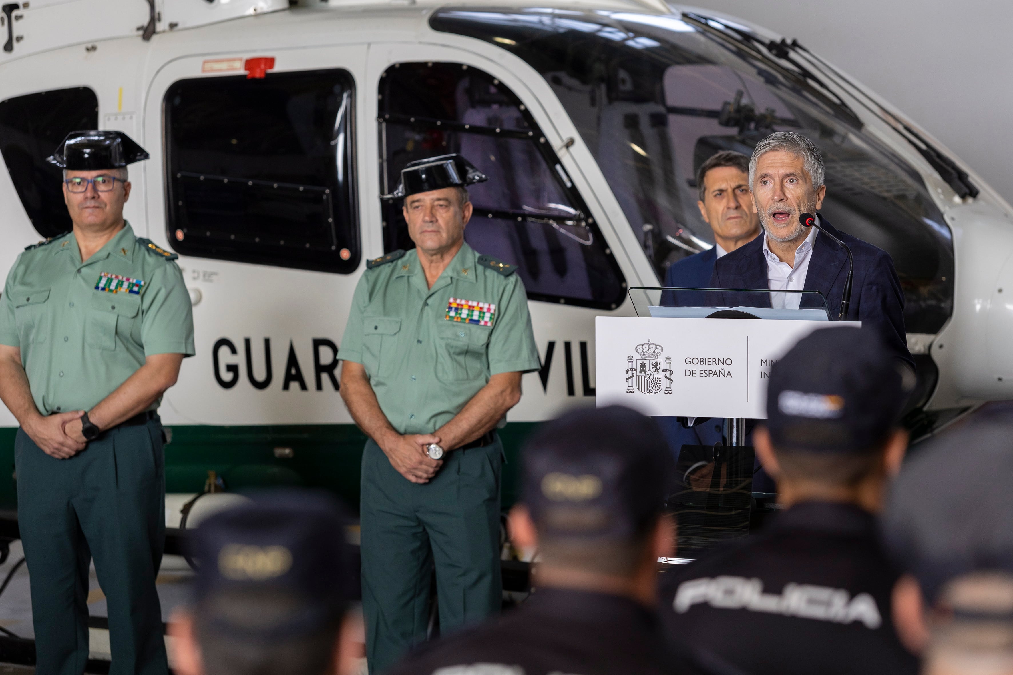 GRAFAND3286. MÁLAGA, 29/06/2023.- El ministro del Interior, Fernando Grande-Marlaska (d), durante la presentación este jueves en la base aérea de Málaga del despliegue de las Fuerzas y Cuerpos de Seguridad del Estado para la Operación Verano 2023 con el que España alcanzará este verano los 156.400 agentes de Policía Nacional y Guardia Civil, la mayor cifra de efectivos de las Fuerzas y Cuerpos de Seguridad del Estado de la historia. EFE/ Álvaro Cabrera