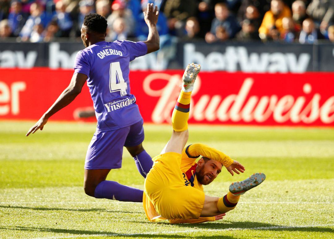 El jugador del F.C. Barcelona Lionel Messi en el suelo en una acción del pasado sábado en Butarque eon Kenneth Omeruo.  