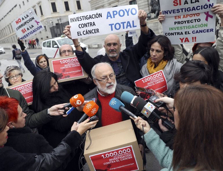 El doctor Sebastián Martín Recio atiende a los medios antes de hacer entrega en el Congreso más de un millón de firmas para poder continuar con la investigación de un fármaco contra el cáncer que se ha mostrado eficaz con ratones y para la que se necesita