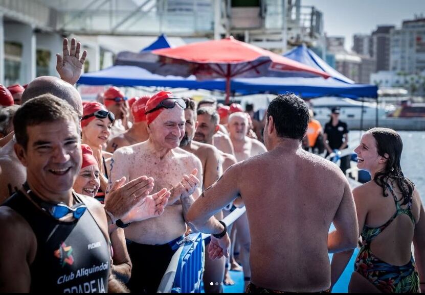 El alcalde de Málaga, Francisco de la Torre, participa en la 65 edición de la Travesía a nado del Puerto (Francisco de la Torre. Instagram)