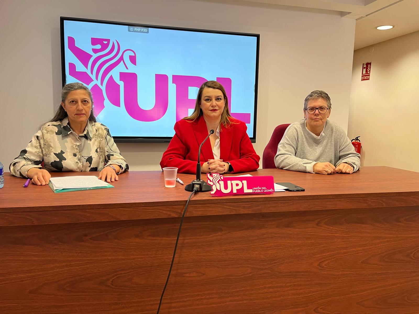 La secretaria de educación de UPL, Sheila Fernández, acompañada por la presidenta y secretaria del AMPA Sagrado Corazón, Cristina Cao y Amadora Ferrero