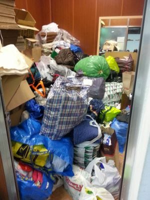 Ropa y mantas donadas para los refugiados