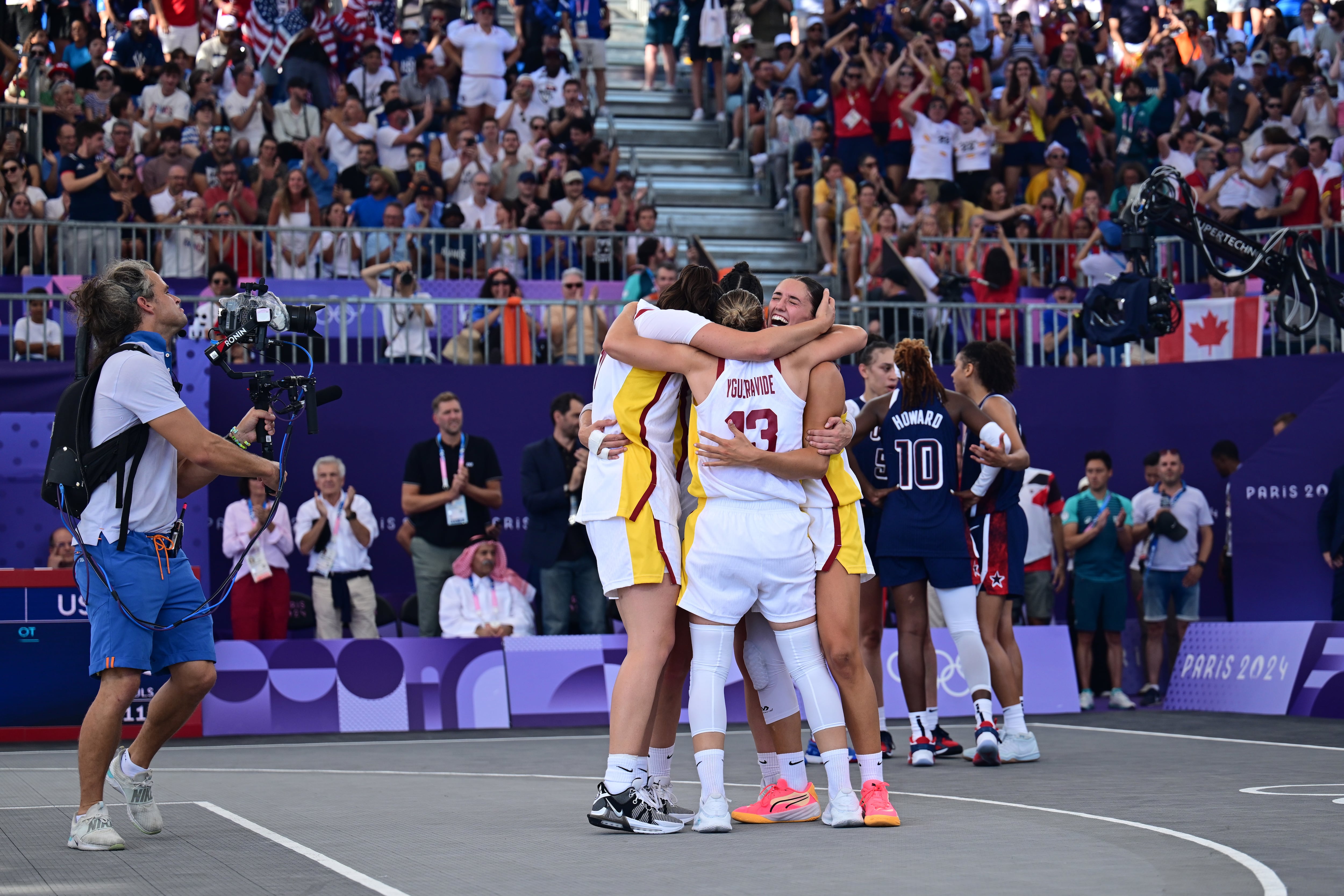 España celebra el pase a la final de baloncesto 3x3 femenina (Sina Schuldt/picture alliance via Getty Images).