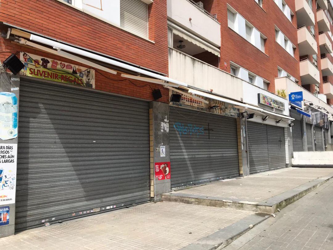 Persianes baixades en una botiga de souvenirs de Lloret