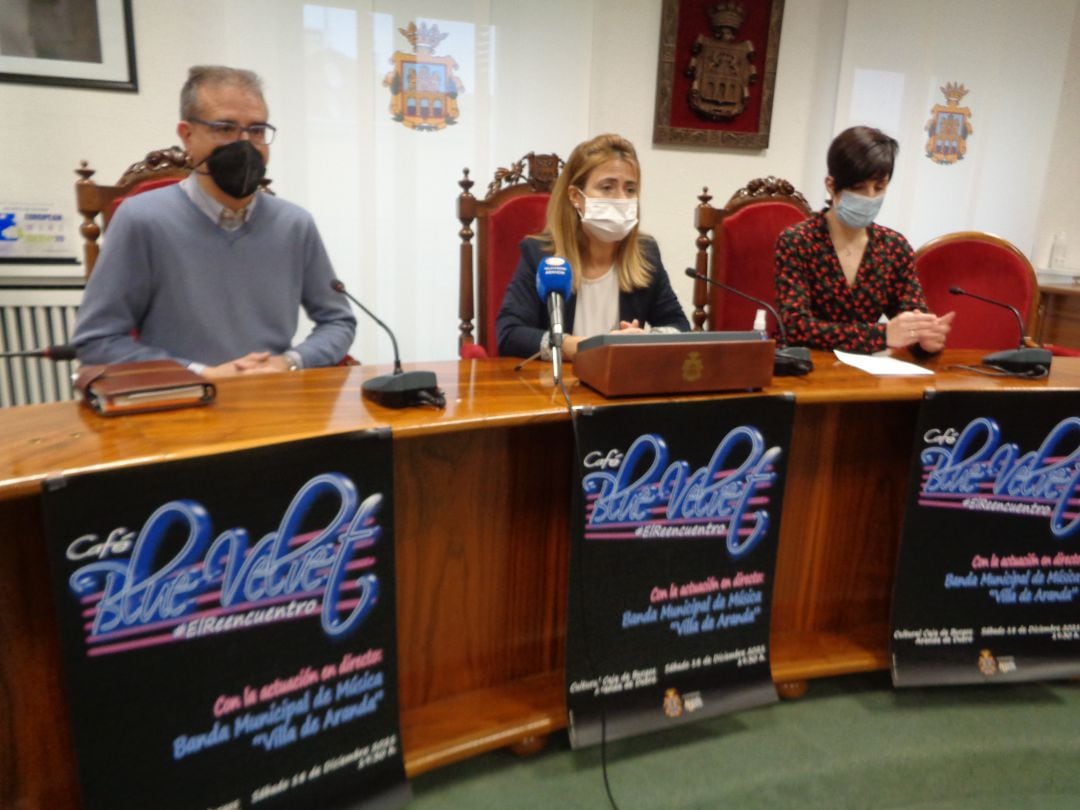 Cristina Valderas (en el centro), concejala de Cultura, con José Antonio Sánchez e Irene Portela