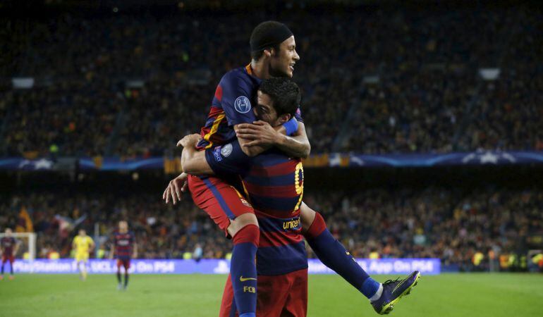 Barcelona's Luis Suarez (R) and Neymar celebrate a goal against Bate Borisov during their Champions League group soccer match at Camp Nou stadium in Barcelona, Spain, November 4, 2015. REUTERS/Albert Gea