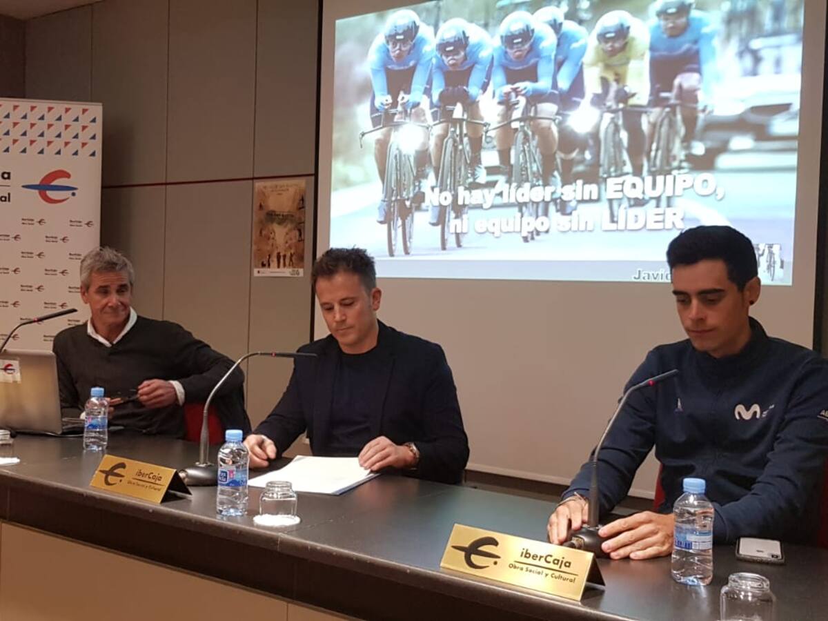 Pruden Indurain y los hermanos Jaime y Pablo Castrillo en la charla de ciclismo del Barrio de San Martín