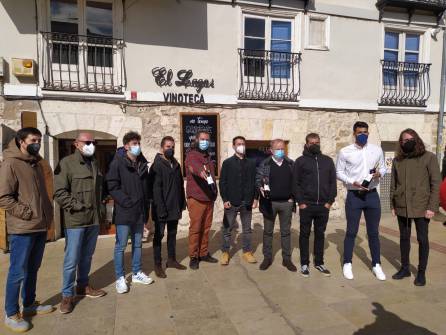 Los componentes de La M.O.D.A. junto a representantes de Bodegas Balbás, Etiquetas Bacigalupe y Vinoteca El Lagar