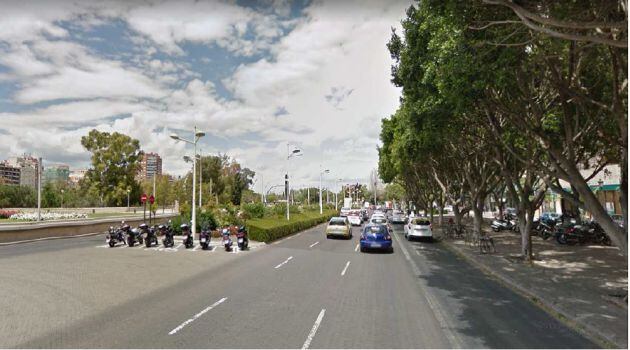 Alameda, 30, frente al Palau de la Música. Estacionamiento de motos sin acceso peatonal señalizado