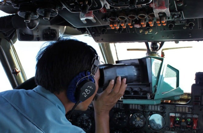 Personal militar de la Fuerza Aérea de Vietnam oteando el mar en la misión de búsqueda del avión de Malaysia Airlines desaparecido.