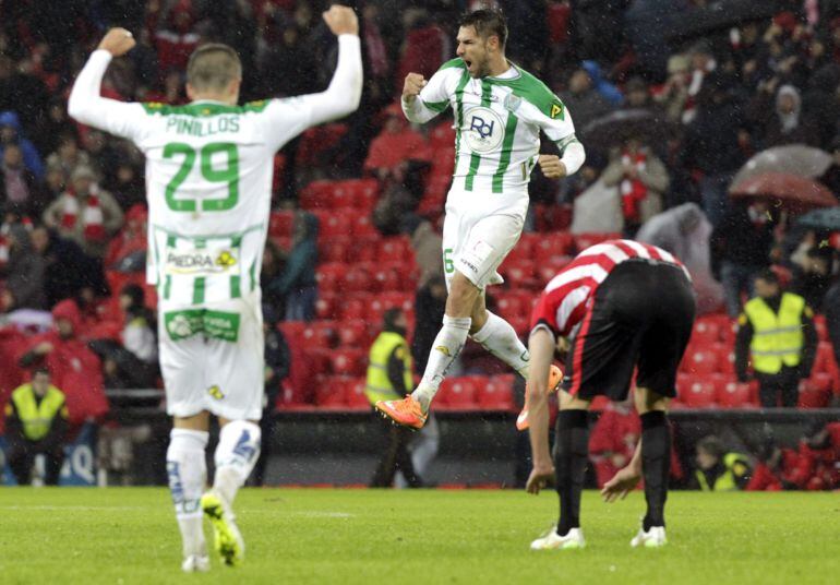 Los jugadores del Córdoba celebran el triunfo sobre el Athletic.