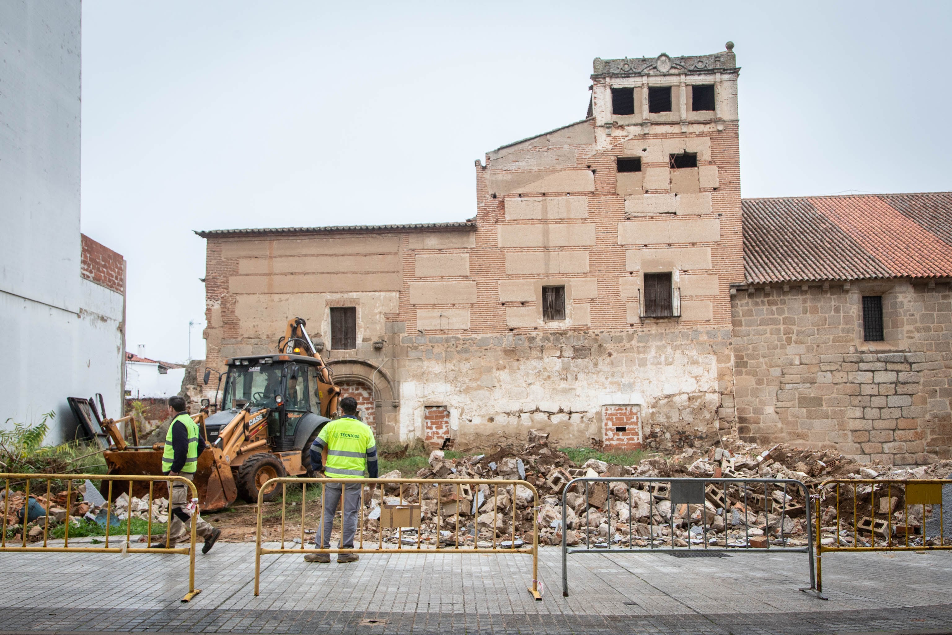 Se inician los trabajos de derribo del Muro de Las Freylas para construir la futura Plaza de Santa Eulalia. FOTO. Ayto. Mérida