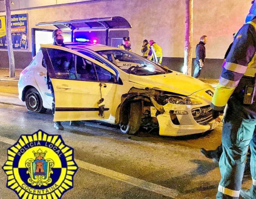 El presunto ladrón perdió el control del vehículo que conducía y terminó estrellándose contra un supermercado situado en la calle Valencia de Alcoy.