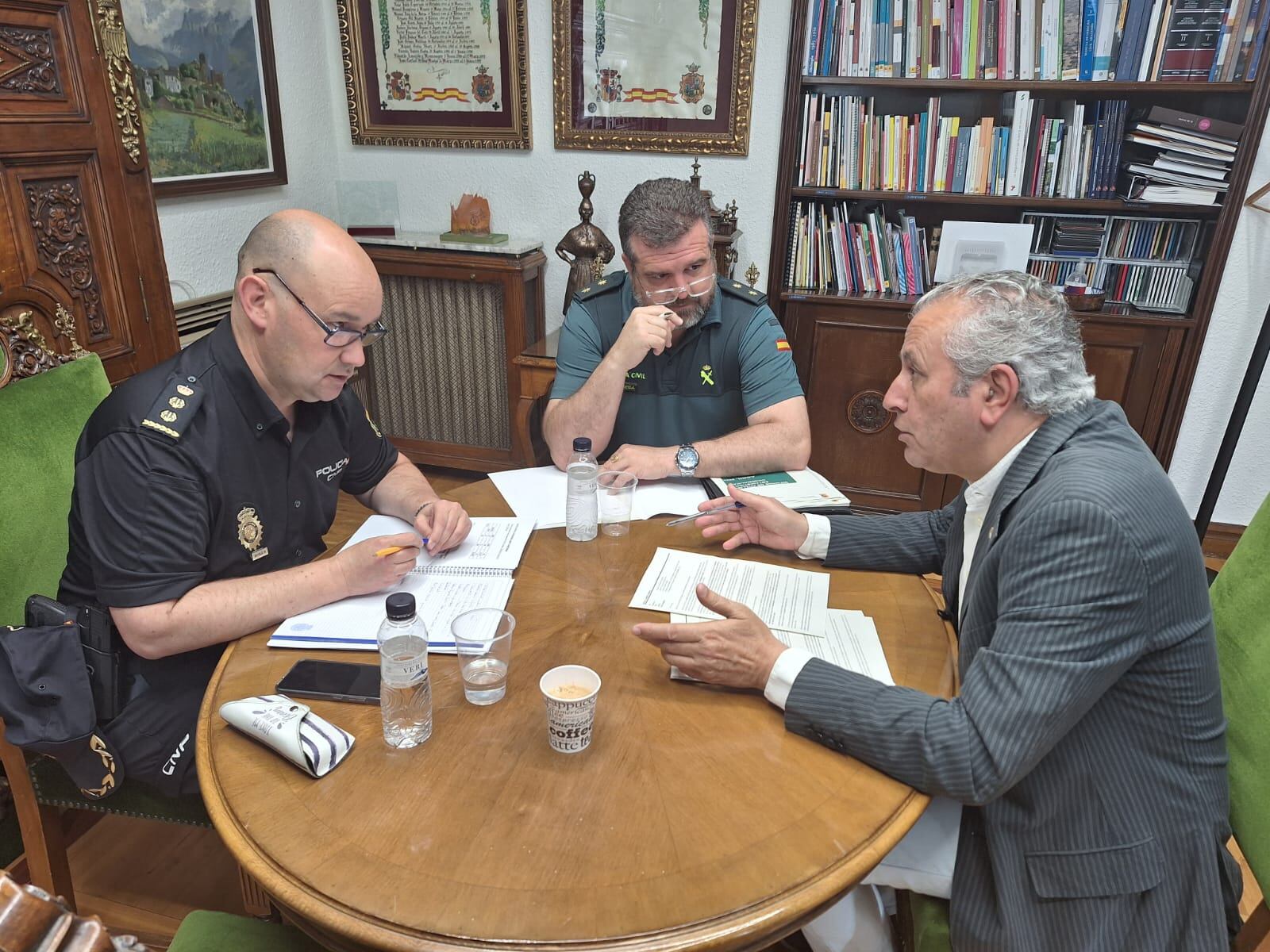 Momento de la reunión entre el subdelegado, el comisario y el teniente coronel