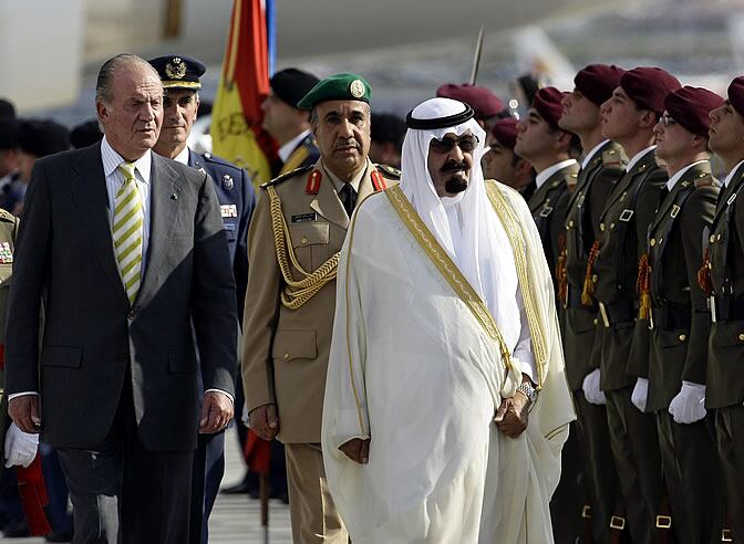 El rey Juan Carlos recibe a su homólogo de Arabia Saudí.