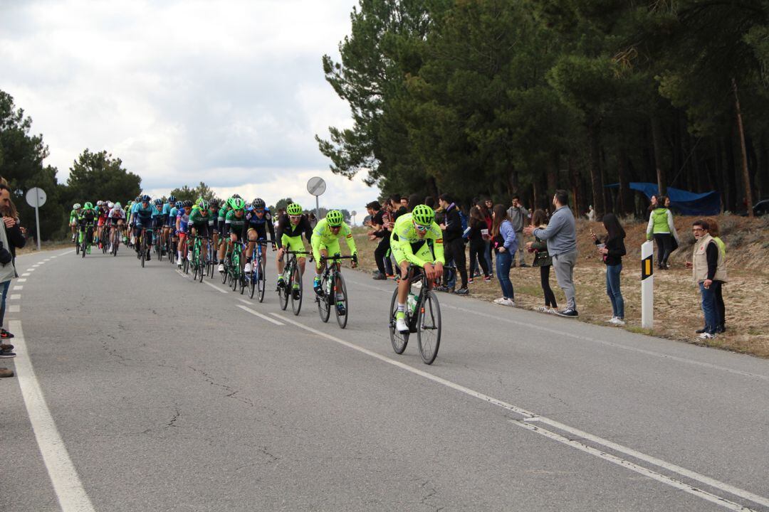 El público anima en los pinares a los ciclistas participantes en la &#039;Clasica de la Chuleta&#039; en 2018