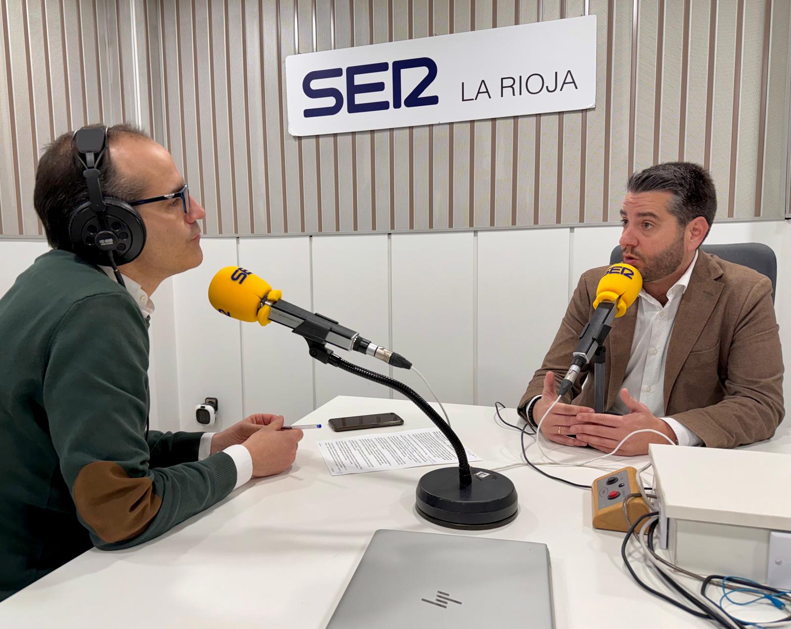 El secretario general del PSOE en La Rioja, Javier García, ha pasado por Radio Rioja para analizar la situación de su partido tras los casos de corrupción y denuncias por abuso sexual.
