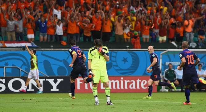 Iker Casillas lamenta el gol encajado por Holanda