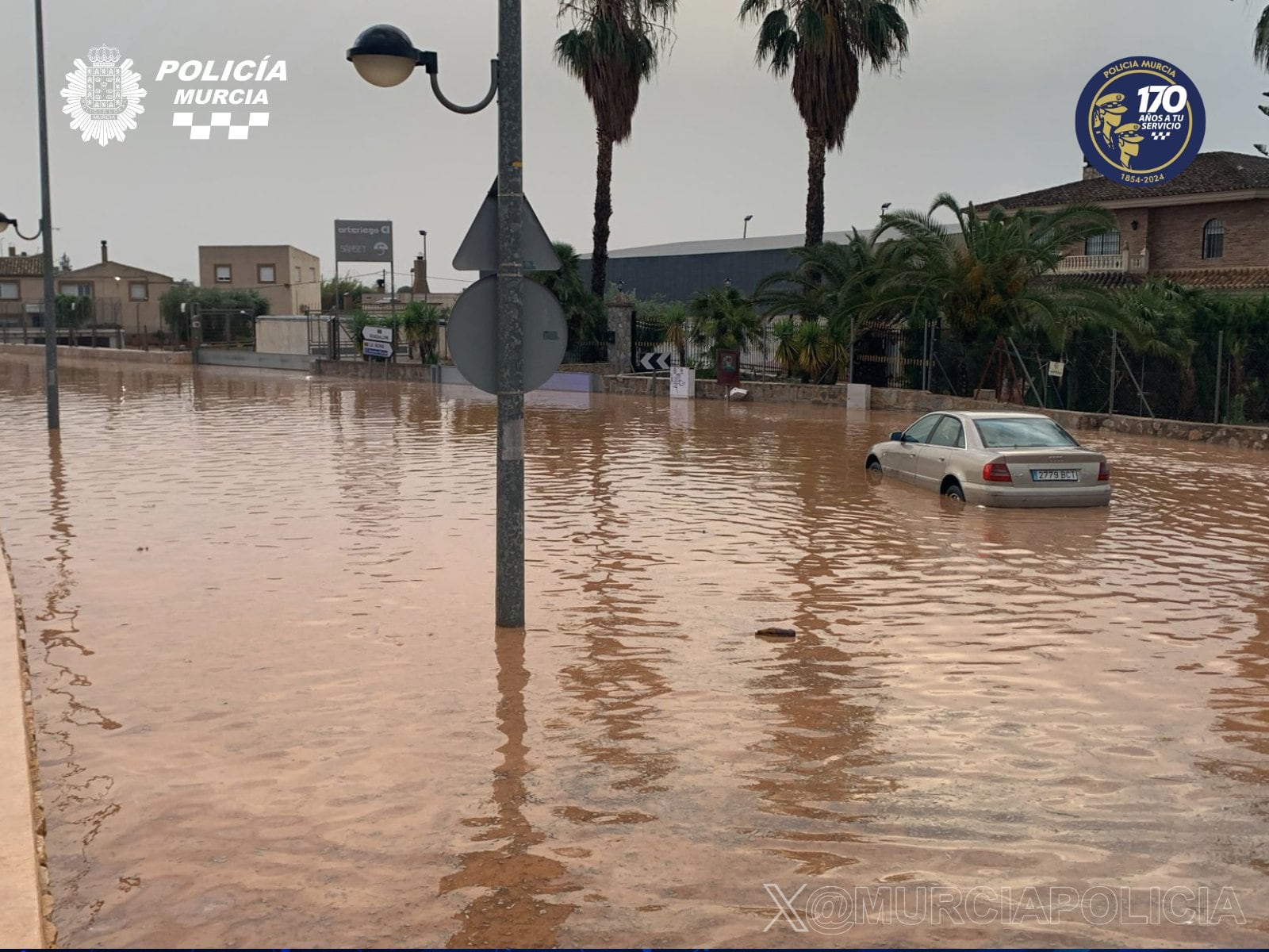 La lluvia deja calles anegadas por el agua en Murcia