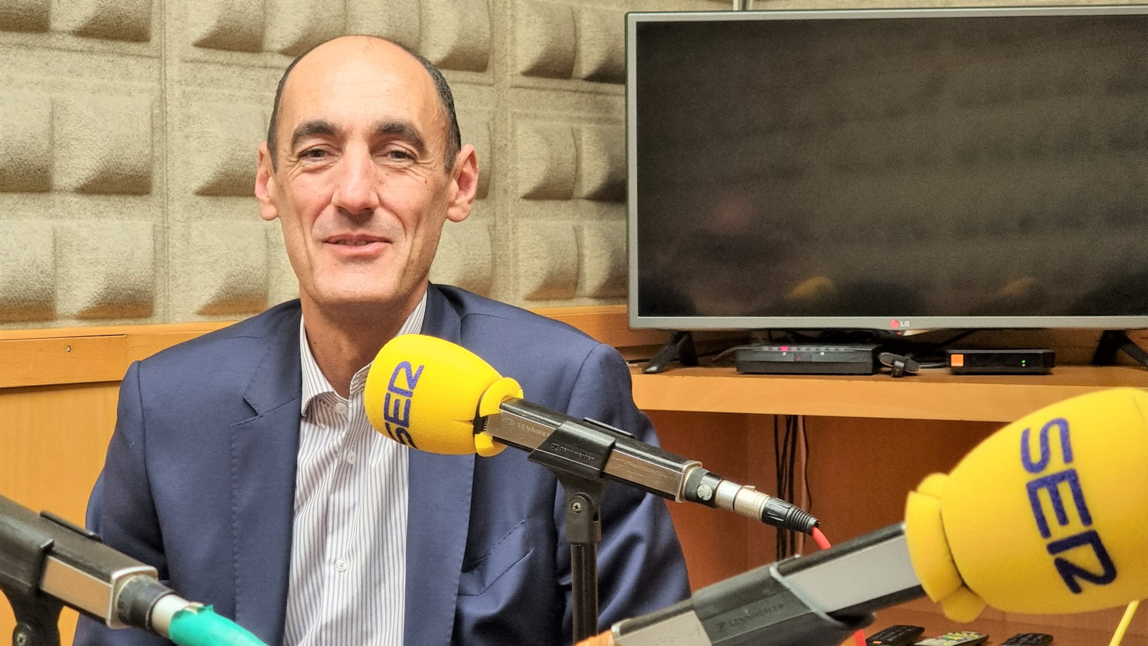 Miguel Barbazán en los estudios de Radio Asturias SER